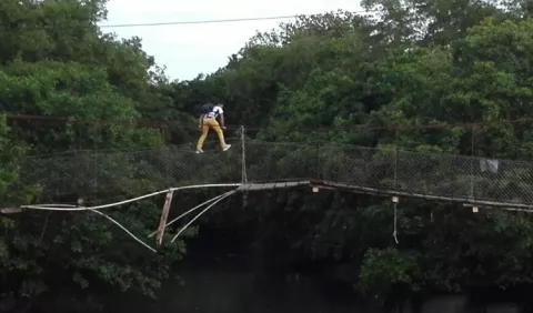 Se las ingenian para pasar puente que colapsó