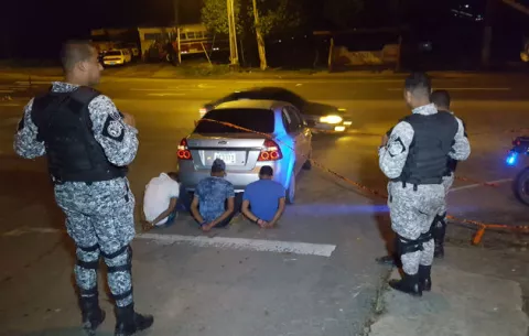 Atrapan a tres sujetos dentro de auto hurtado en Colón