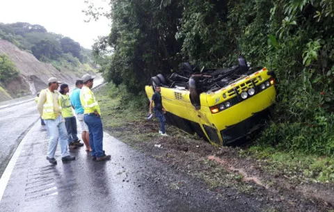  Busito se vuelca en la vía Interamericana, conductor salió ileso