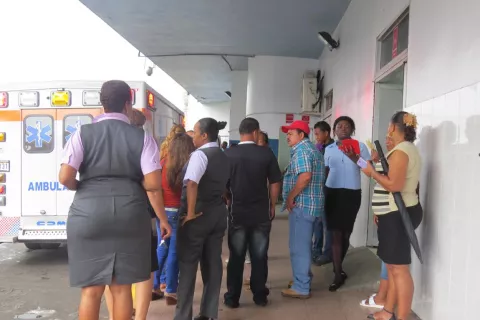 Hombre es herido de varios impactos de bala en Colón 