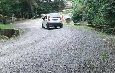 Cuerpo de joven estaba sobre el tablero del auto