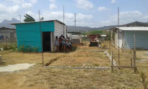 Construyen casas en zonas propensas a inundaciones por falta de terreno 