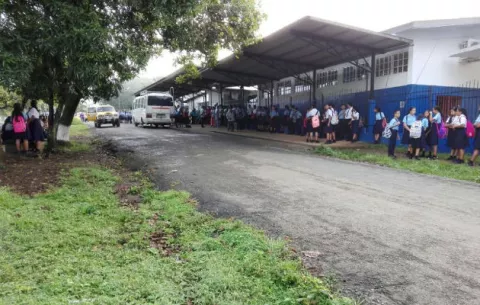 Estudiantes del Colegio Comercial de Tolé se mantienen en paro por falta de docentes 