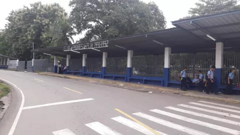 Estudiantes no pudieron entrar al colegio Félix Olivares Contreras 