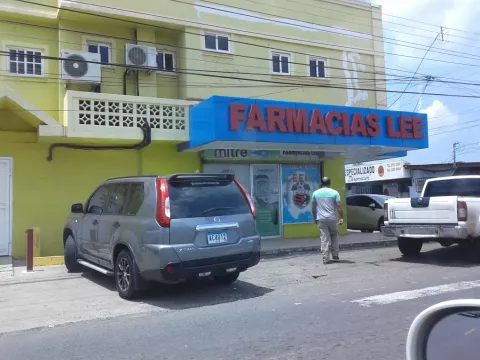 Delincuentes asaltan farmacia en La Chorrera