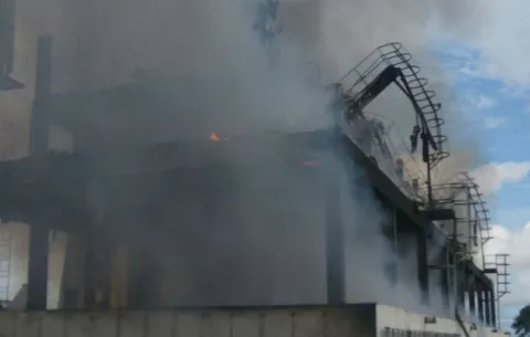 Fuego en estructuras del ingenio del Tejar en Alanje 