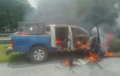 Conductor salva su vida tras incendio de su auto