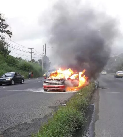 Llamas consumen auto en el corregimiento de Cativá