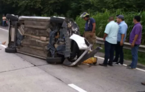 Mujer resulta lesionada tras volcarse auto en San Carlos 