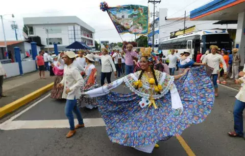 Santa Librada rodeada de rosas rojas, bendijo al pueblo tableño 