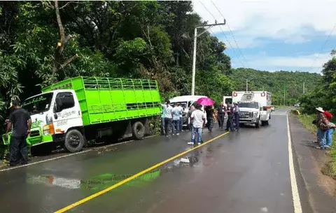 Choque de camión y bus deja 14 heridos en Coclé 