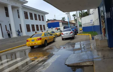 Suspenden clases por desborde de aguas negras en escuela de Colón