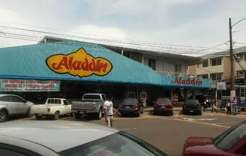 Roban dinero y mercancía en almacén en avenida Central de Santiago