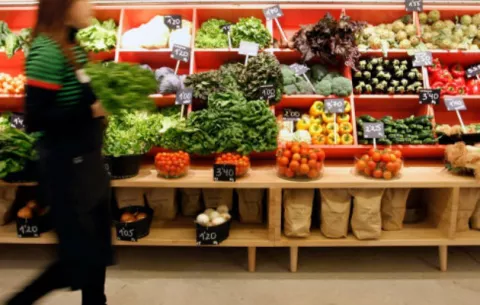 Los embudos cada vez más estrechos por los que pasa el comercio de alimentos