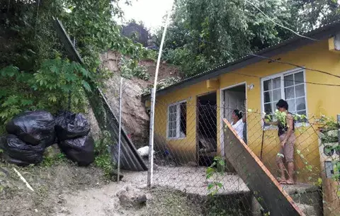 Rescatan a hombre atrapado en su vivienda tras un alud de tierra
