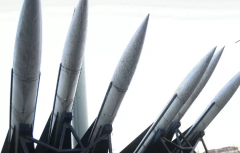 Más de 120 países aprueban tratado para prohibir armas nucleares