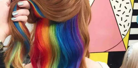 La nueva tendencia del arcoíris oculto en tu cabello