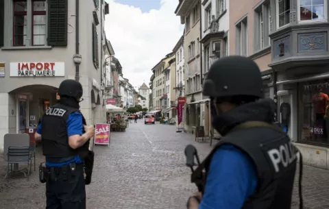 Un hombre hiere a 5 personas con una sierra eléctrica en Suiza