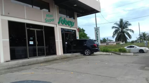 Carro queda metido dentro de minisúper de Colón