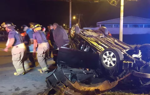 Vehículo se vuelca y conductor herido en Cativá