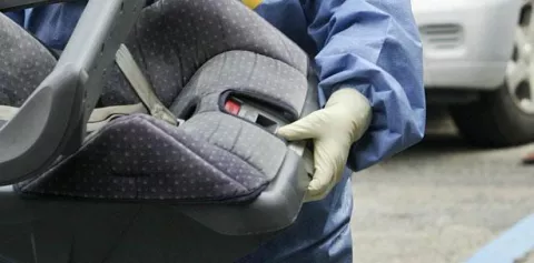 Madre dejó a su bebé dentro del auto para ir al salón de belleza