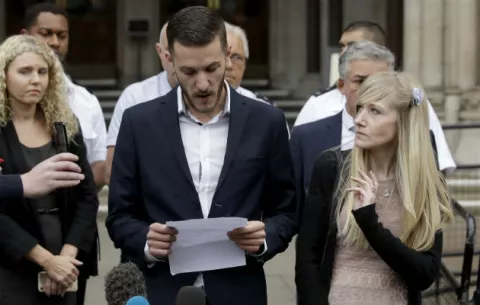 Los padres de bebé británico desahuciado ponen fin a batalla legal