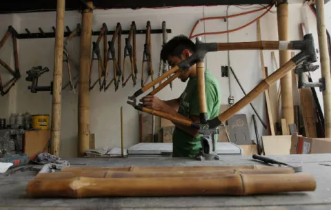 Mexicano crea bicicletas de bambú para proteger el medioambiente