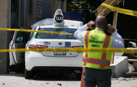 Diez heridos al impactar un taxi contra un grupo de peatones en Boston