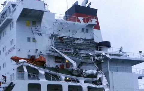 Dos enormes barcos chocan entre Francia y Gran Bretaña 
