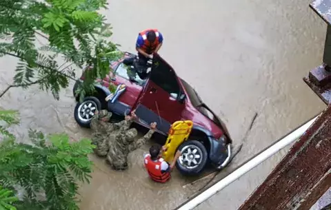 Muere tras perder control del vehículo y caer al agua