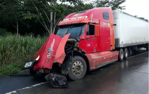 Articulado y camión chocan en la vía Centenario hacia Arraiján