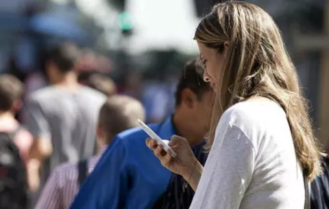 El celular pronto se podrá cargar con el roce de la ropa