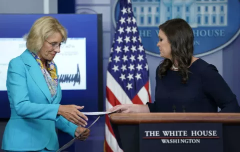 Trump dona el segundo trimestre de su sueldo al Departamento de Educación