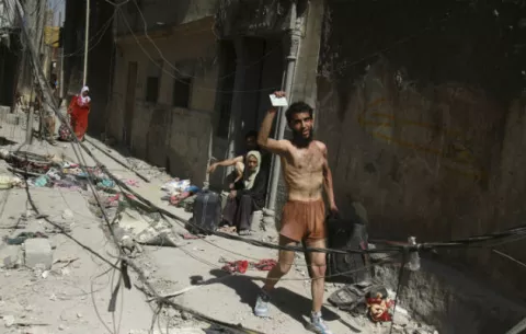 Civiles huyen semidesnudos de Mosul para distinguirse del EI