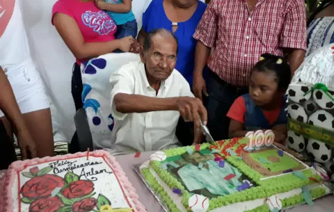 Tatarabuelo cumplió un siglo en Bocas del Toro y ve clarito