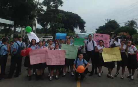 Estudiantes de colegio en Alanje en paro por falta de docentes