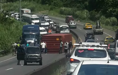 Cae contenedor y ocasiona enorme tranque en Loma Cová