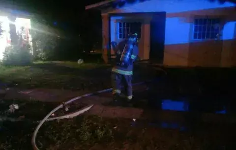 Incendio consume cuarto de residencia en La Villa 