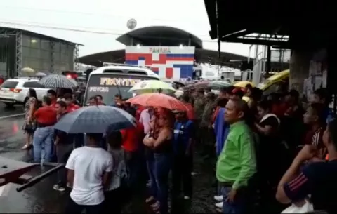 Comerciantes se rehúsan a demolición de sus locales y son detenidos