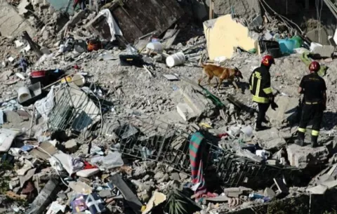Ocho personas están desaparecidas tras el derrumbe de un edificio en Italia