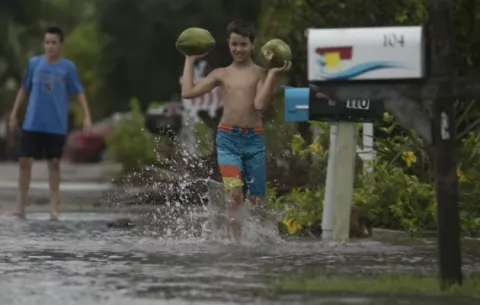 Tormenta Emily se debilita a depresión y deja fuertes lluvias y apagones