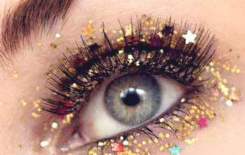Opta por un maquillaje de ojos con estrellas