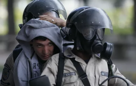 ONG: Tribunal militar ordena cárcel para 22 estudiantes en Venezuela