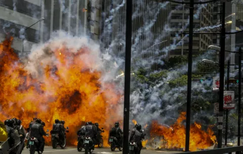 Aumenta el número de heridos por explosión de dos motocicletas de la Policía de Caracas