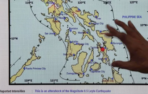 Al menos diez heridos al derrumbarse un edificio tras terremoto en Filipinas