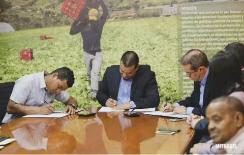 Trabajadores de la industria pesquera firman nueva convención colectiva