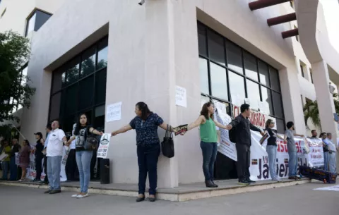 Bloquean fiscalía estatal tras dos meses de asesinato de periodista mexicano
