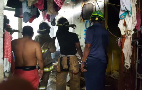 Incendio en la casa 69 en Puerto Escondido en Colón