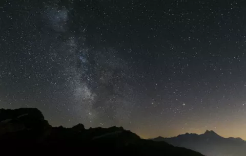Descubren una galaxia lejana mil veces más luminosa que la Vía Láctea