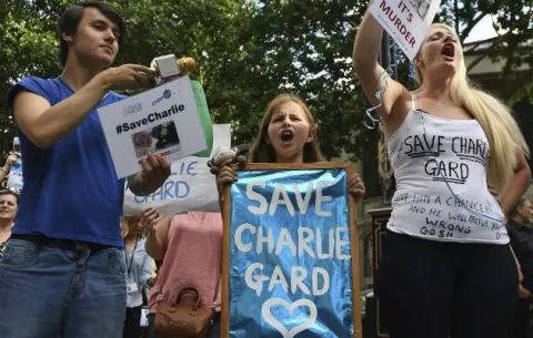 Tribunal británico reabre caso de bebé con enfermedad incurable
